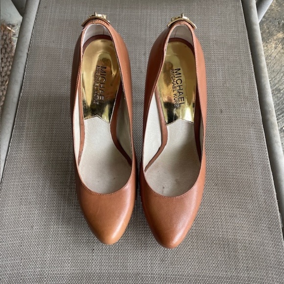 Michael Kors Hamilton Platform Leather Pumps Heels Caramel Tan Gold Lock - Picture 4 of 9